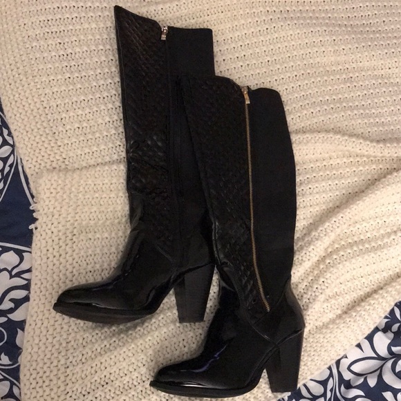 Elegant Footware Shoes - Black patent leather boots with quilted pattern!
